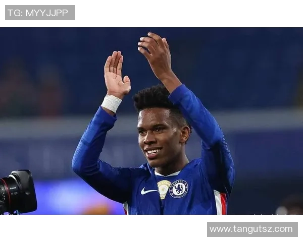 足球明星化身路人搞笑恶作剧引发球迷热议与欢笑