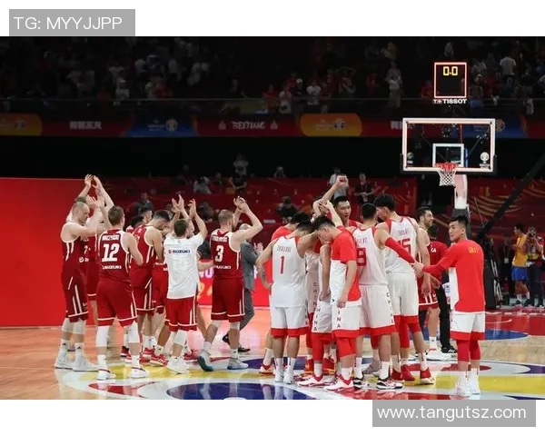 重庆篮球队在世界杯预选赛中以88分高居积分榜首位展现强劲实力