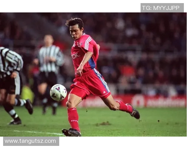 足球明星与媒体记者亲密合影展现友好关系与职业合作精神 足球明星与媒体记者亲密合影展现友好关系与职业合作精神