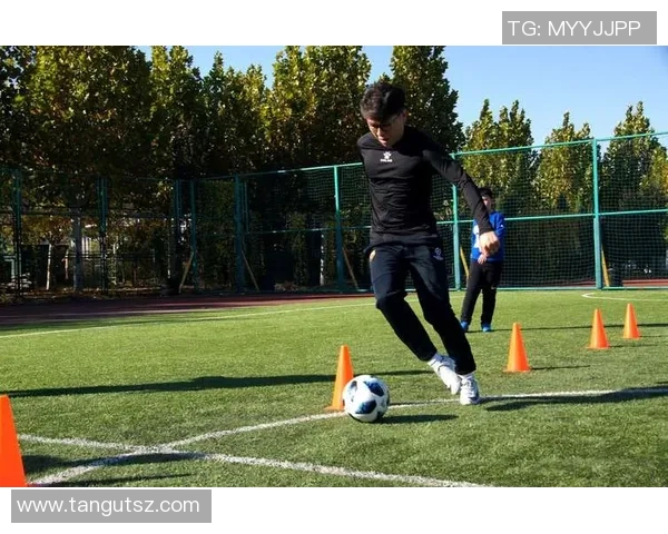 足球明星卡通形象摇头趣味插画展现精彩瞬间 足球明星卡通形象摇头趣味插画展现精彩瞬间